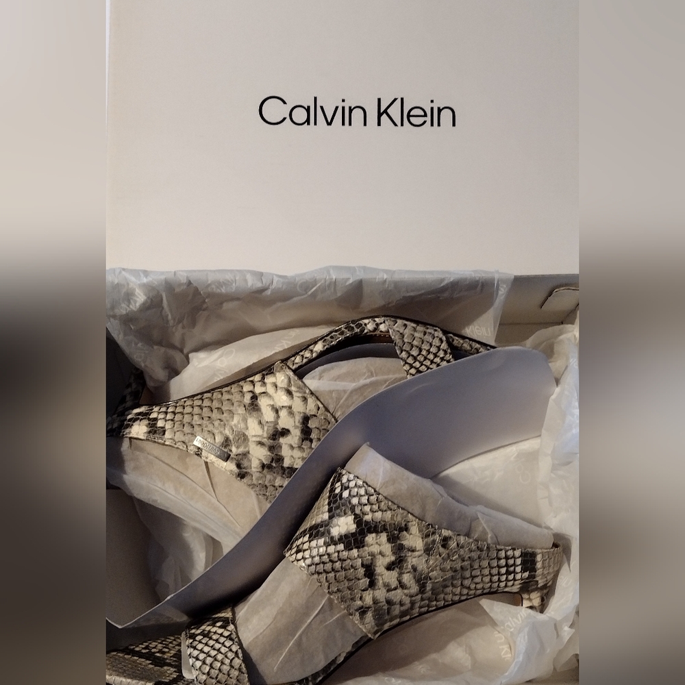Calvin Klein's Black Multi Leather KC Cecily Size 11 Medium.